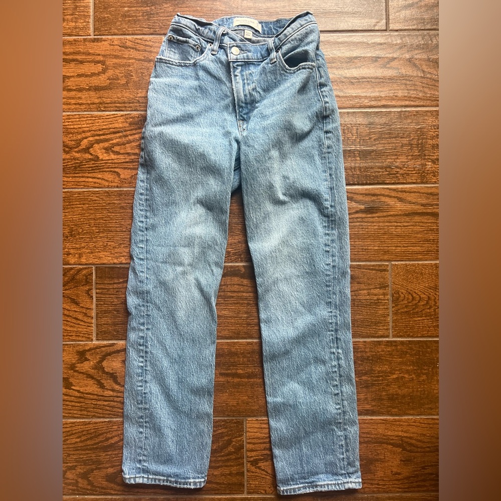 Abercrombie The 90s’ straight ultra high raise curve low jeans Size: 25s
